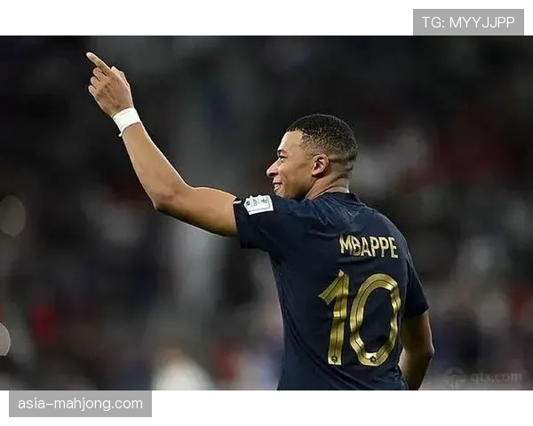 特写瞬间：姆巴佩进球后跑向场边，与主帅恩里克手指太阳穴庆祝，示意“战术执行成功”。