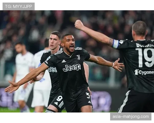 特写镜头:布雷默在角球攻防中与对方后卫的全程缠斗 特写镜头:布雷默在角球攻防中与对方后卫的全程缠斗